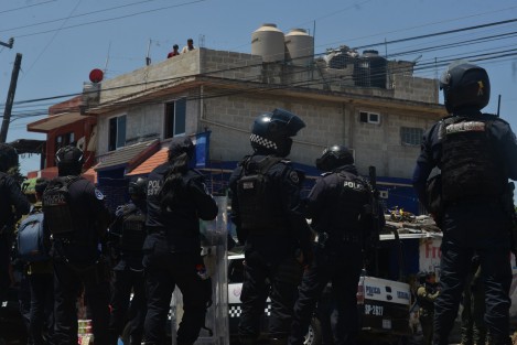 Policías de la Secretaría de Seguridad Pública desalojaron a un grupo de manifestantes que por segundo día consecutivo bloquearon el centro de Banderilla. 