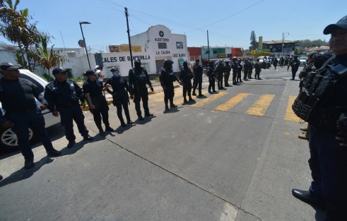 Policías de la Secretaría de Seguridad Pública desalojaron a un grupo de manifestantes que por segundo día consecutivo bloquearon el centro de Banderilla. 