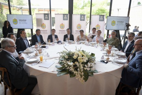 Desde el Centro de Innovación, Emprendimiento y Negocios de Puebla, el mandatario destacó el potencial de los puertos de Veracruz, primero en movimiento de vehículos y productos agrícolas; Coatzacoalcos, número uno en manejo de petróleo y derivados, y Tuxpan, tercero en traslado de fluidos; además de las 54 rutas marítimas operadas por 30 líneas navieras, el contacto con Alabama (EU) mediante ferrobuques, los 28 mil 119 kilómetros de red carretera y mil 806 de vías férreas.