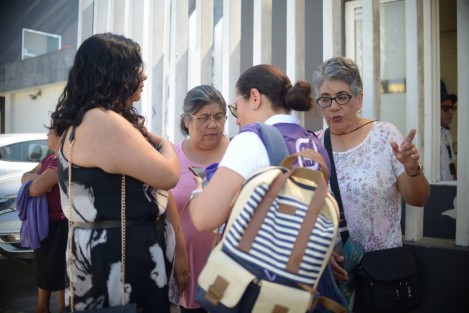 La jueza Angélica N, acusada de delitos contra la fe pública y tráfico de influencias, llegó a juzgados de Pacho Viejo para la continuación de su audiencia inicial, en la que se definirá si es vinculada a proceso. Fue ocultada al ingresar al edificio.