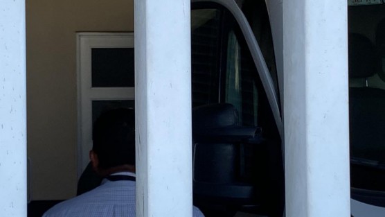 La jueza Angélica N, acusada de delitos contra la fe pública y tráfico de influencias, llegó a juzgados de Pacho Viejo para la continuación de su audiencia inicial, en la que se definirá si es vinculada a proceso. Fue ocultada al ingresar al edificio.