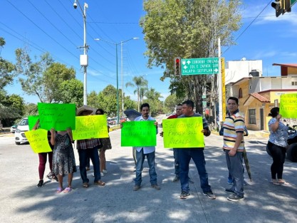 Vecinos de la calle Ángel Carvajal bloquearon parcialmente la circulación sobre Circuito Presidentes. Protestan porque no quieren que se amplíen banquetas durante trabajos de pavimentación, temen perder espacio para estacionarse.