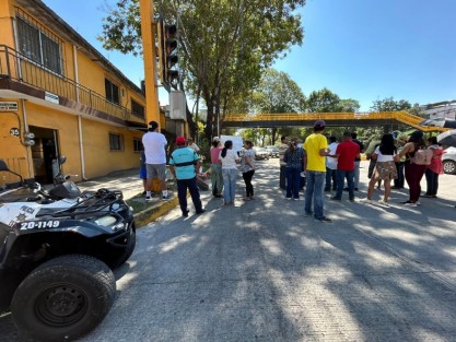 Vecinos de la calle Ángel Carvajal bloquearon parcialmente la circulación sobre Circuito Presidentes. Protestan porque no quieren que se amplíen banquetas durante trabajos de pavimentación, temen perder espacio para estacionarse.