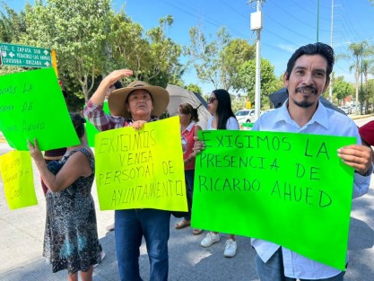 Vecinos de la calle Ángel Carvajal bloquearon parcialmente la circulación sobre Circuito Presidentes. Protestan porque no quieren que se amplíen banquetas durante trabajos de pavimentación, temen perder espacio para estacionarse.