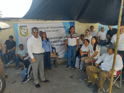 Maestros de la zona Xalapa C, afiliados al Sindicato Estatal de Trabajadores al Servicio de la Educación (SETSE), tomaron la Supervisión Escolar de Telebachilleto, en Coatepec, en apoyo a los maestros del Telebachillerato Colonia Úrsulo Galván, quienes también protestaron en ese plantel, ante la imposición de un docente como coordinador(director).