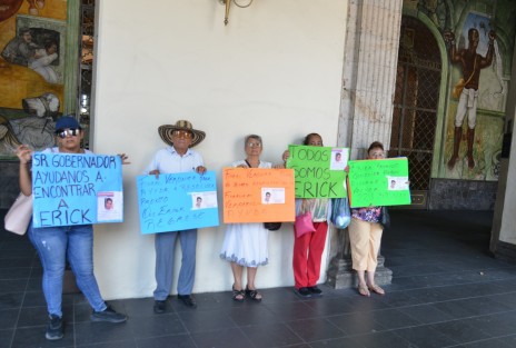 Familiares de Erick Raymundo González Virgen continúan las manifestaciones por la desaparición del joven estudiante, de quien se desconoce su paradero desde el 7 de junio. Exigen hablar con el gobernador Cuitláhuac García.
