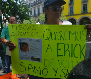 Familiares de Erick Raymundo González Virgen continúan las manifestaciones por la desaparición del joven estudiante, de quien se desconoce su paradero desde el 7 de junio. Exigen hablar con el gobernador Cuitláhuac García.
