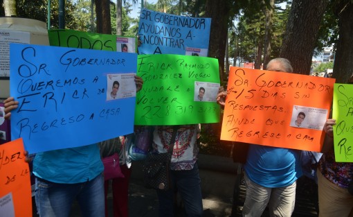 Familiares de Erick Raymundo González Virgen continúan las manifestaciones por la desaparición del joven estudiante, de quien se desconoce su paradero desde el 7 de junio. Exigen hablar con el gobernador Cuitláhuac García.
