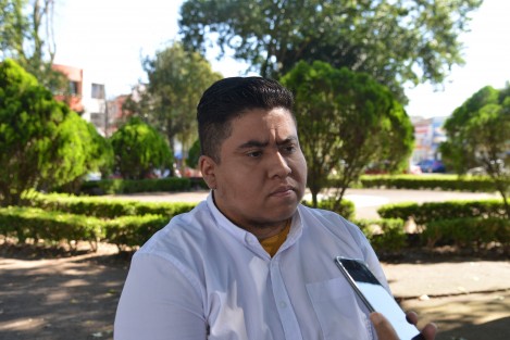 Esta mañana, un empleado transgénero de la Dirección de Tránsito del Estado, de nombre Erick Leonardo Arenas Ojeda, realizó una protesta a un costado de dicha dependencia, para denunciar discriminación y acoso por parte de compañeros y altos mandos.

