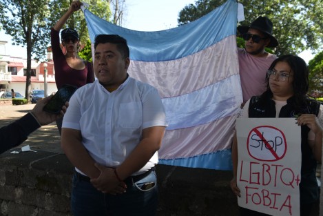 Esta mañana, un empleado transgénero de la Dirección de Tránsito del Estado, de nombre Erick Leonardo Arenas Ojeda, realizó una protesta a un costado de dicha dependencia, para denunciar discriminación y acoso por parte de compañeros y altos mandos.
