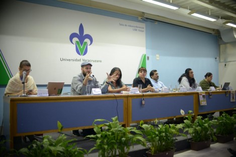 La Universidad Veracruzana (UV) fue sede del Foro Crisis Forense en México y Veracruz: Las fosas comunes. En el presídium, estuvieron Mirsha Quinto Sánchez, del Laboratorio de Antropología y Odontología Forense de la Escuela Nacional de Ciencias Forenses, de la Universidad Nacional Autónoma de México; y Roxana Enríquez Farías, representante del Equipo Mexicano de Antropología Forense (EMAF). 