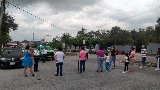 Vecinos de la Unidad Habitacional Lomas Verdes, bloquearon la avenida Arco Sur, a la altura del Colegio de Bachileres (Cobae)  para exigir al Ayuntamiento de Xalapa,  les suministre de agua potable, ya que aseguran tienen varios días sin contar con el vital líquido. Hacen un llamado al alcalde Ricardo Ahued Bardahuil, para dar respuesta a su demanda.
