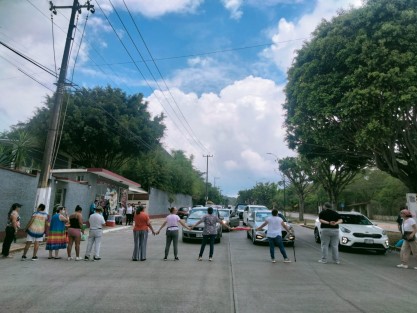 Vecinos de la Unidad Habitacional Lomas Verdes, bloquearon la avenida Arco Sur, a la altura del Colegio de Bachileres (Cobae)  para exigir al Ayuntamiento de Xalapa,  les suministre de agua potable, ya que aseguran tienen varios días sin contar con el vital líquido. Hacen un llamado al alcalde Ricardo Ahued Bardahuil, para dar respuesta a su demanda.