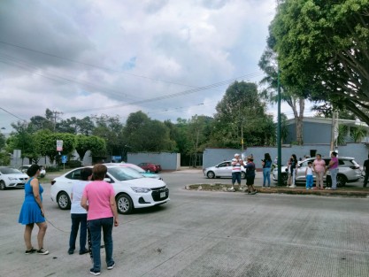 Vecinos de la Unidad Habitacional Lomas Verdes, bloquearon la avenida Arco Sur, a la altura del Colegio de Bachileres (Cobae)  para exigir al Ayuntamiento de Xalapa,  les suministre de agua potable, ya que aseguran tienen varios días sin contar con el vital líquido. Hacen un llamado al alcalde Ricardo Ahued Bardahuil, para dar respuesta a su demanda.