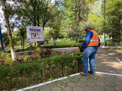 Desde las 9:00 horas de este sábado se atendieron los parques Hundido, en la avenida Araucarias; Recreativo Comunitario, en la calle Co  Bicentenario, en la avenida Ávila Camacho, donde además se contó con el apoyo de jóvenes estudiantes de la Escuela Preparatoria Oficial B.