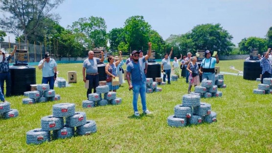 Continúan los Tianguis Ganaderos para apoyar a los productores del estado, en esta ocasión en San Rafael se entregaron insumos como 300 láminas de 6.10 mts. Cal.32, alrededor de 700 rollos de alambre de púas, así como tinacos de plástico de 1,100 litros, desbrozadoras marca Stihl, aspersoras manual de 20 litros, martillos con mango tubular, fumigadoras motorizada para líquidos y polvo. 