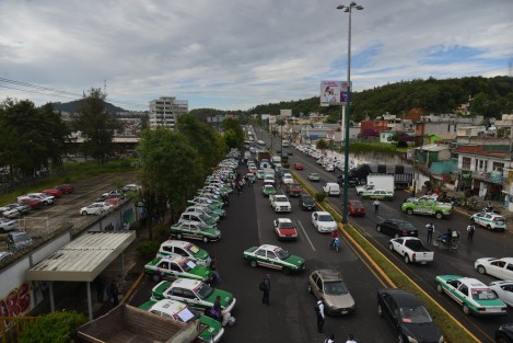 Un centenar de taxistas y camioneros de carga pesada adheridos a la Alianza Mexicana de Organización de Transportistas (AMOTAC), se manifestaron de manera pacífica en la entrada de la ciudad de Xalapa, contra de los abusos de los elementos de la Guardia  Nacional.   