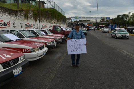 Un centenar de taxistas y camioneros de carga pesada adheridos a la Alianza Mexicana de Organización de Transportistas (AMOTAC), se manifestaron de manera pacífica en la entrada de la ciudad de Xalapa, contra de los abusos de los elementos de la Guardia  Nacional.   