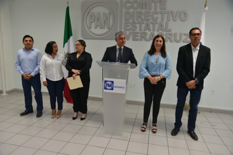La dirigencia estatal del Partido Acción Nacional (PAN) reprobó que las actuales autoridades de Morena estén más interesadas en inmortalizar su imagen, que en realizar acciones que beneficien a los veracruzanos.