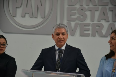 Federico Molina Salomón, presidente del Comité Directivo Estatal del PAN, de manera precisa se refirió al mural que mandaron pintar en el plantel 338 del Conalep, en Córdoba, mismo que calificó de indignante, lo que demuestra que están más preocupados por su imagen y por su protagonismo, que por pasar a la historia como un gobierno que realizó muchas obras.