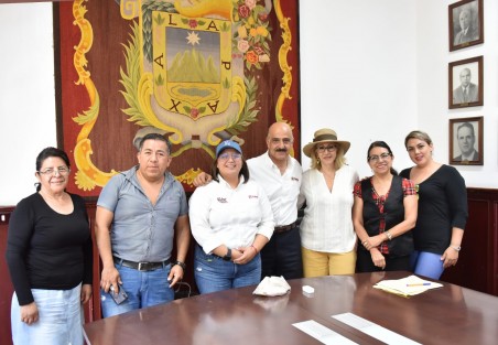  Para analizar diversos planteamientos, inquietudes y necesidades, el presidente municipal Ricardo Ahued Bardahuil se reunió con integrantes de la agrupación Comercios Unidos de Xalapa.

