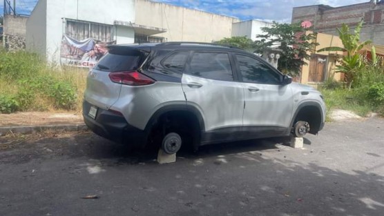 Vecinos de fraccionamientos del municipio Emiliano Zapata piden a la policía municipal y SSP realicen rondines en la zona, pues constantemente los vehículos sufren el robo de sus llantas, tanto los estacionados en vía pública como en garage.