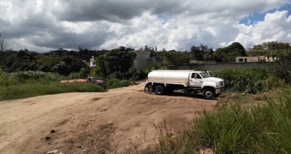 Debido a la disminución del suministro de agua de las fuentes que surten a la ciudad de Xalapa, hasta la Laguna de El Castillo llegan diariamente un mayor número de pipas a cargar, lo que ha generado entre los vecinos el temor de que la misma sea sobre explotada. 
