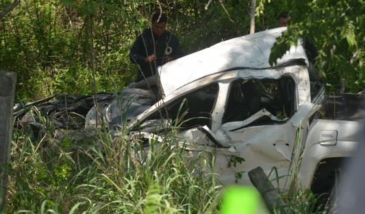 Un tráiler presuntamente se quedó sin frenos y chocó contra una camioneta en la autopista Xalapa-Veracruz, sacándola del camino a la altura de Plan del Río, dejando dos muertos y otra persona herida. El tráiler continuó hasta detenerse a la altura de la caseta.