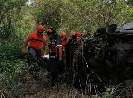 Un tráiler presuntamente se quedó sin frenos y chocó contra una camioneta en la autopista Xalapa-Veracruz, sacándola del camino a la altura de Plan del Río, dejando dos muertos y otra persona herida. El tráiler continuó hasta detenerse a la altura de la caseta.