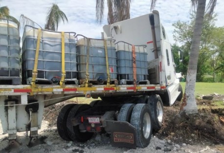 Un tráiler presuntamente se quedó sin frenos y chocó contra una camioneta en la autopista Xalapa-Veracruz, sacándola del camino a la altura de Plan del Río, dejando dos muertos y otra persona herida. El tráiler continuó hasta detenerse a la altura de la caseta.