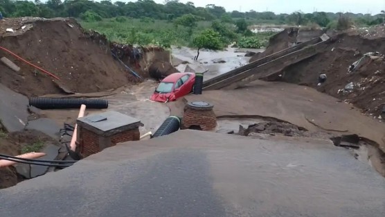 Derivado de las lluvias registradas durante la madrugada y mañana de este jueves, se registran dos hundimientos en la zona norte de la ciudad de Veracruz: En la calle de Río Rhin con Río Guadiana y Río Duero, en el fraccionamiento Lomas IV,  se vio afectado un vehículo sedán. 