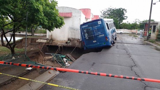 En Amatzinac esquina Texolo, en la colonia Torrentes, se vio afectado un autobús de transporte urbano de la línea Herradura. En ambos incidentes no se reportan personas lesionadas, y los puntos se encuentran acordonados, y fueron atendidos por elementos de SSP, Tránsito del Estado, PC municipal y personal del ayuntamiento de Veracruz.