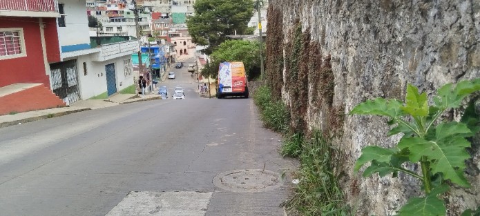 Transeúntes y estudiantes que caminan sobre la calle prolongación Villahermosa de la colonia Rafael Hernández todos los días se ponen en riesgo al pasar por este tramo de calle ya que carece de banqueta... aunque enfrente sí la hay. 
