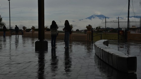 La mañana de este jueves amanece con un cielo mayormente nublado con algunas lluvias en la zona montañosa y costa del norte, sin descartar algunos eventos aislados en la costa centro y sur. Se prevé un ambiente templado a cálido. Tome sus precauciones.
