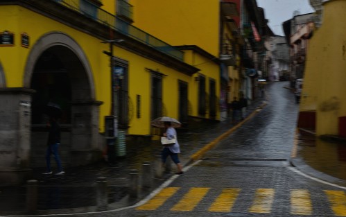 La mañana de este jueves amanece con un cielo mayormente nublado con algunas lluvias en la zona montañosa y costa del norte, sin descartar algunos eventos aislados en la costa centro y sur. Se prevé un ambiente templado a cálido. Tome sus precauciones.
