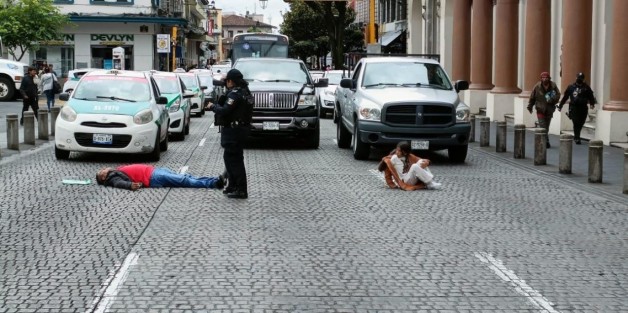 El taxista Óscar Mujica se tiró con su hija al piso en la calle Enríquez, obstruyendo el tráfico por pocos minutos, en protesta por presunto el acoso recibido por parte de SSP, hechos por los que culpa a su madrastra. Tras lo ocurrido, los ingresaron al Palacio de Gobierno.