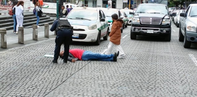 El taxista Óscar Mujica se tiró con su hija al piso en la calle Enríquez, obstruyendo el tráfico por pocos minutos, en protesta por presunto el acoso recibido por parte de SSP, hechos por los que culpa a su madrastra. Tras lo ocurrido, los ingresaron al Palacio de Gobierno.