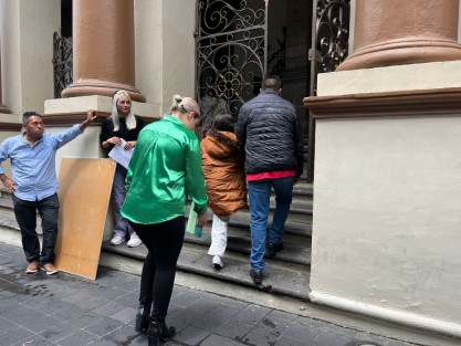 El taxista Óscar Mujica se tiró con su hija al piso en la calle Enríquez, obstruyendo el tráfico por pocos minutos, en protesta por presunto el acoso recibido por parte de SSP, hechos por los que culpa a su madrastra. Tras lo ocurrido, los ingresaron al Palacio de Gobierno.