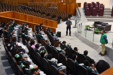 El presidente de la Junta de Coordinación Política (Jucopo) de la LXVI Legislatura, diputado Juan Javier Gómez Cazarín, dio la bienvenida a los 44 estudiantes de la Telesecundaria Benito Juárez García, ubicada en la localidad La Gloria, perteneciente al municipio de Perote, Veracruz, quienes visitaron Palacio Legislativo.