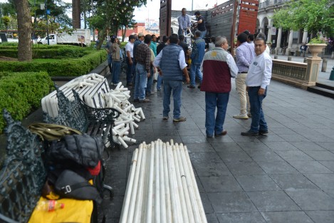 El titular de la Secretaría de Desarrollo Agropecuario, Rural y Pesca, Evaristo Ovando Ramírez, acudió al parque Juárez para instalar los stands que ocuparán los productores que participarán en el Primer Festival del Café Veracruz 2023 de la región de Xalapa.