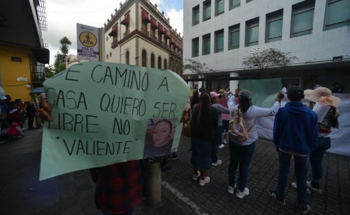 Familiares y amigos de Miriam Iranís Vásquez Herrera, de 20 años, elemento de la Fuerza Civil de la Secretaría de Seguridad Pública, protestaron frente a las instalaciones de esa dependencia, en Xalapa. Denunciaron que Miriam Iranís ya lleva un mes desaparecida, desde el pasado 30 de mayo, cuando fue vista por última vez en Cardel. 