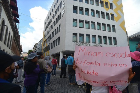 Familiares y amigos de Miriam Iranís Vásquez Herrera, de 20 años, elemento de la Fuerza Civil de la Secretaría de Seguridad Pública, protestaron frente a las instalaciones de esa dependencia, en Xalapa. Denunciaron que Miriam Iranís ya lleva un mes desaparecida, desde el pasado 30 de mayo, cuando fue vista por última vez en Cardel. 