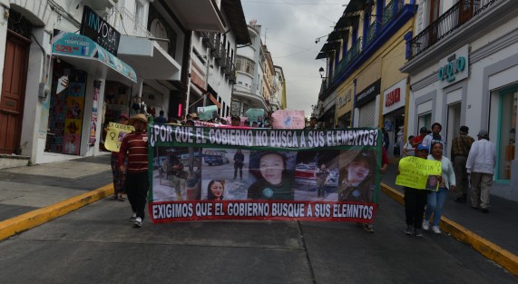  Piden justicia el secretario de Seguridad, Cuauhtémoc Bonilla, y ser atendidos por el gobernador Cuitláhuac García Jiménez.

