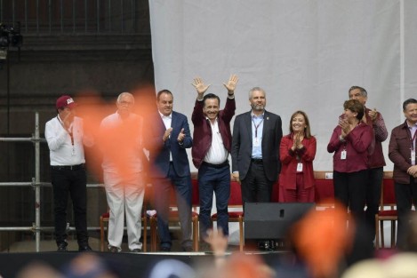 Miles de mexicanos acompañamos al presidente Andrés Manuel López Obrador para celebrar 5 años del triunfo del pueblo y el inicio de la transformación de México. El pueblo lo respalda, ¡amor con amor se paga! Manifestó el Gobernador Cuitláhuac García en redes sociales. 