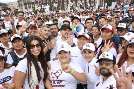 Magisterio veracruzano presente en el zócalo de CDMX en respaldo al Presidente López Obrador. 