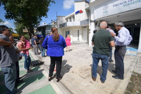 Seis de los 80 ciudadanos denunciados ante la FGR por el alcalde de Banderilla, David Sangabriel, acudieron a comparecer por la toma de la carretera Xalapa-Banderilla durante las protestas por falta de agua el pasado 19 de junio. 