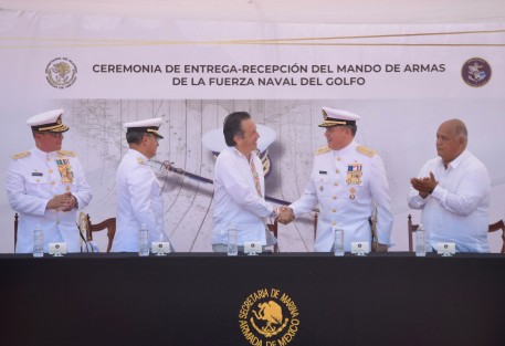 Como invitado de honor y reafirmando la colaboración en materia de seguridad, el gobernador Cuitláhuac García Jiménez participó en la ceremonia Entrega-Recepción de la Fuerza Naval del Golfo, acto que alude a la rotación permanente del personal con la finalidad de que la institución continúe cumpliendo su misión y atribuciones.

