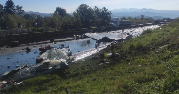 La mañana de este martes un tráiler que transportaba mercancía diversa se quedó sin frenos en el libramiento Xalapa- Perote, a la altura de El Fresno, dejando como saldo la muerte del conductor, y pérdida total de cargamento y unidad.