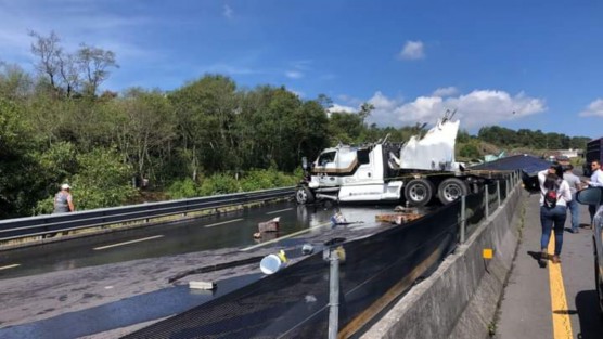 La mañana de este martes un tráiler que transportaba mercancía diversa se quedó sin frenos en el libramiento Xalapa- Perote, a la altura de El Fresno, dejando como saldo la muerte del conductor, y pérdida total de cargamento y unidad.