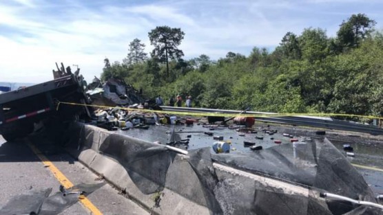 La mañana de este martes un tráiler que transportaba mercancía diversa se quedó sin frenos en el libramiento Xalapa- Perote, a la altura de El Fresno, dejando como saldo la muerte del conductor, y pérdida total de cargamento y unidad.